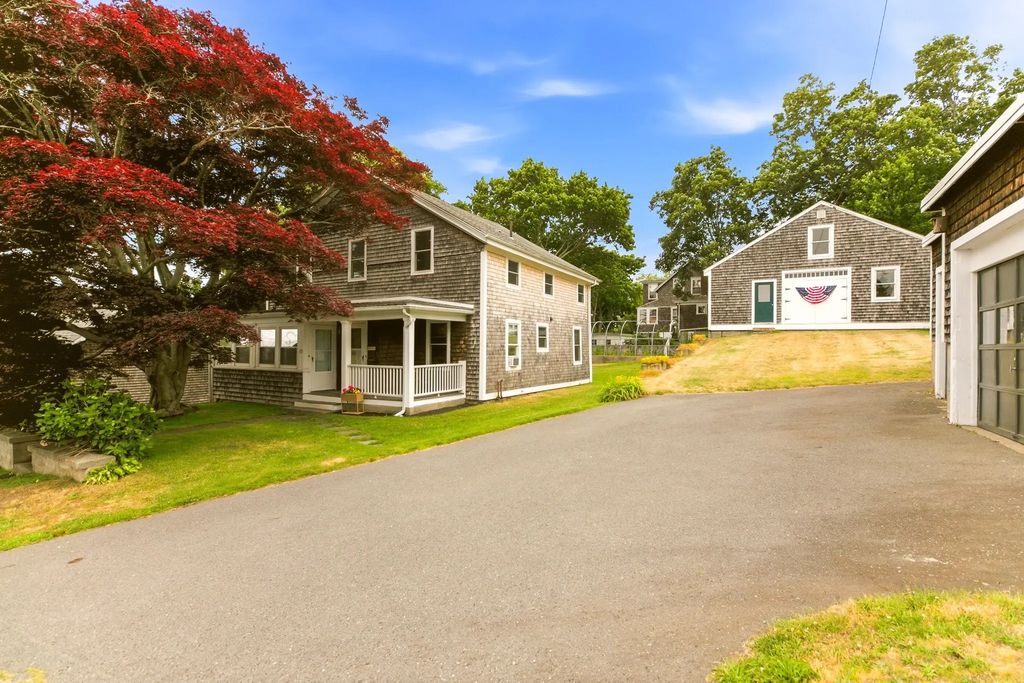22 South Avenue, Tiverton