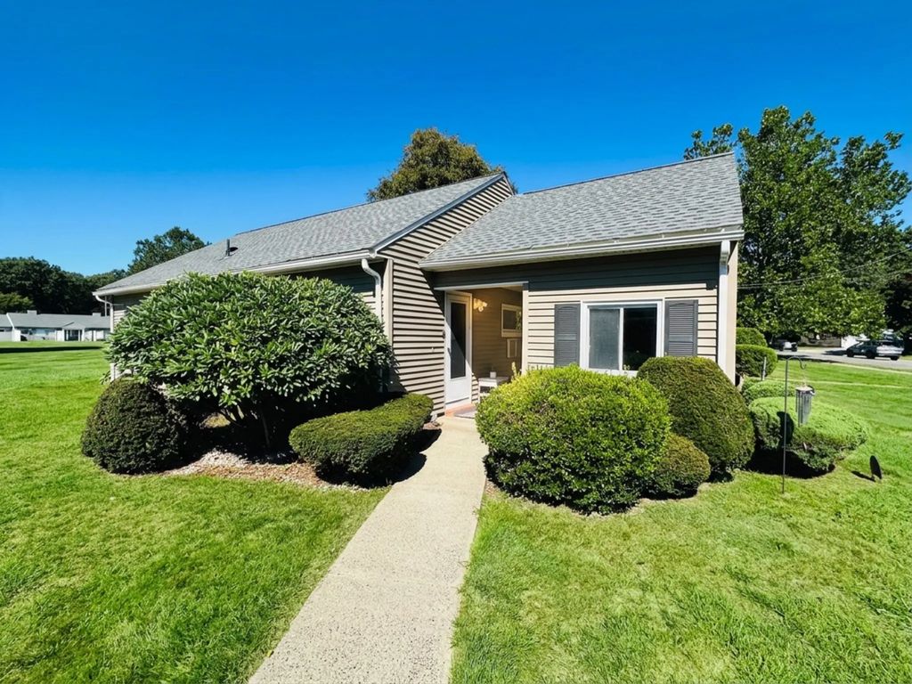 162 Horseshoe Dr #162, Chicopee