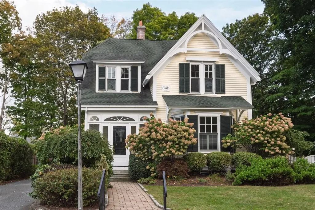 16 Abbott Street, Wellesley