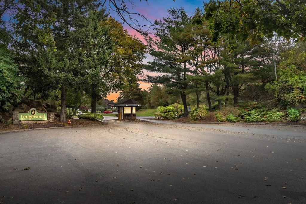9 Ledgewood Way #32, Peabody