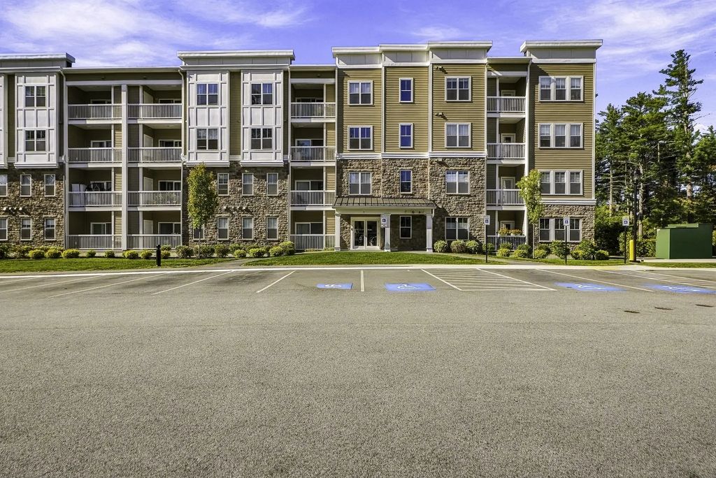 2 Winslow Lane #404, Grafton