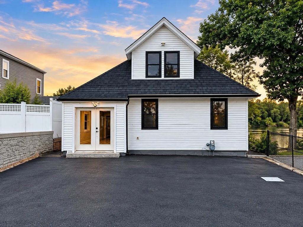 136 S Quinsigamond Ave, Shrewsbury