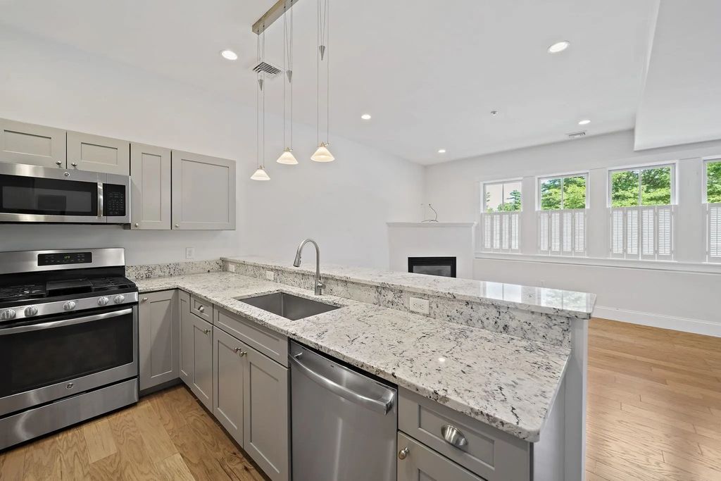 599 Washington St #12, Pembroke