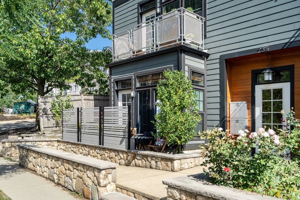 235 Lowell St #1, Somerville