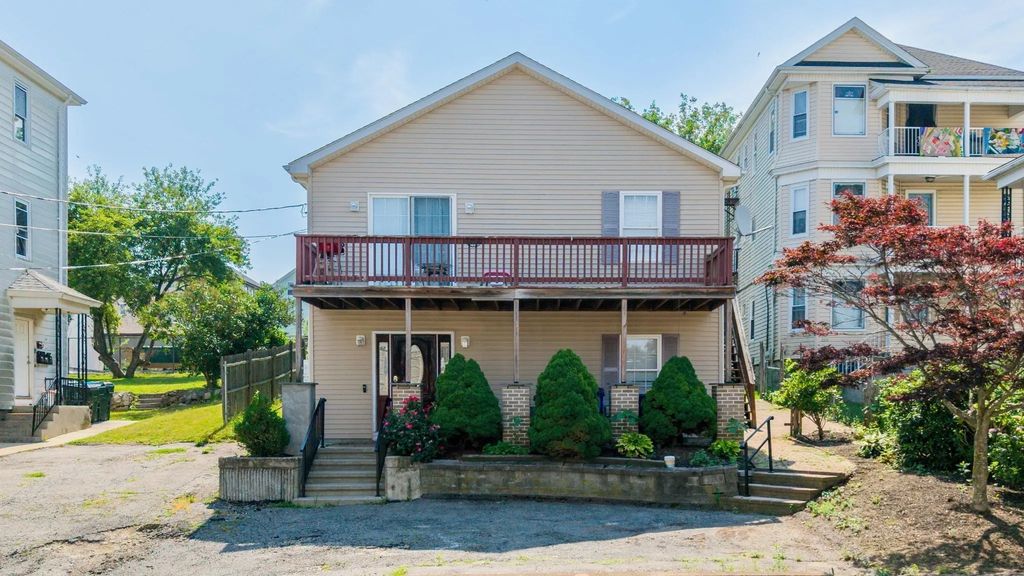 212 Haffards St, Fall River