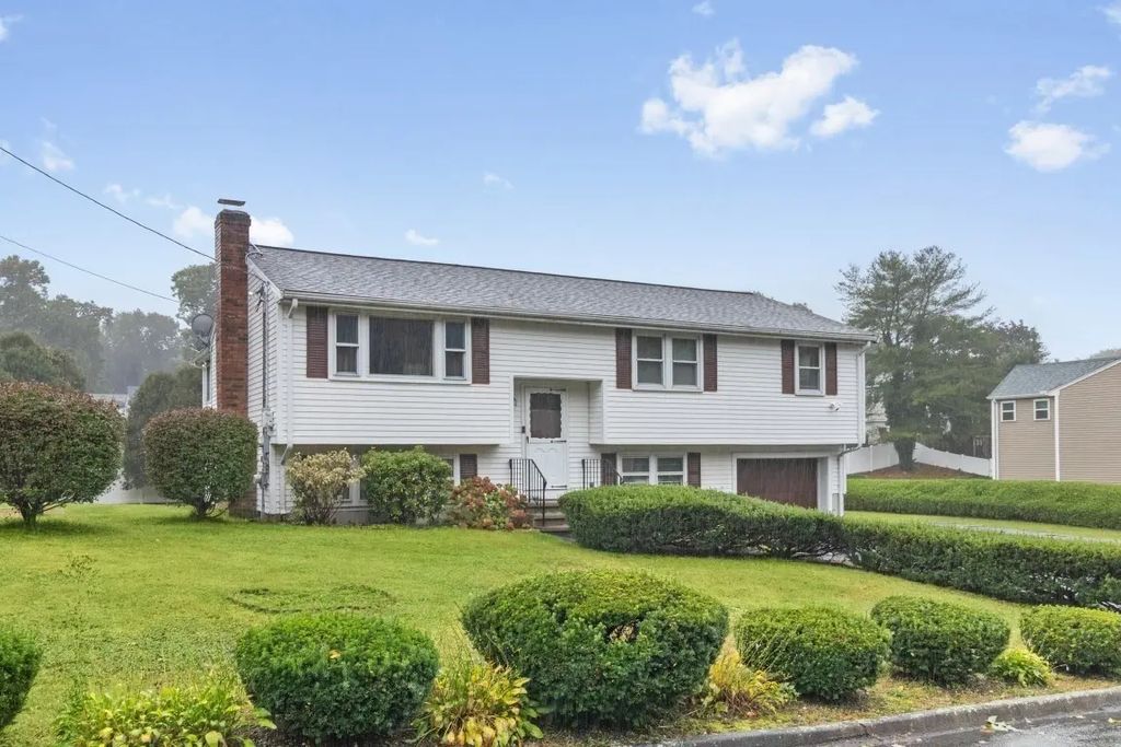 30 Lantern Ln, Randolph
