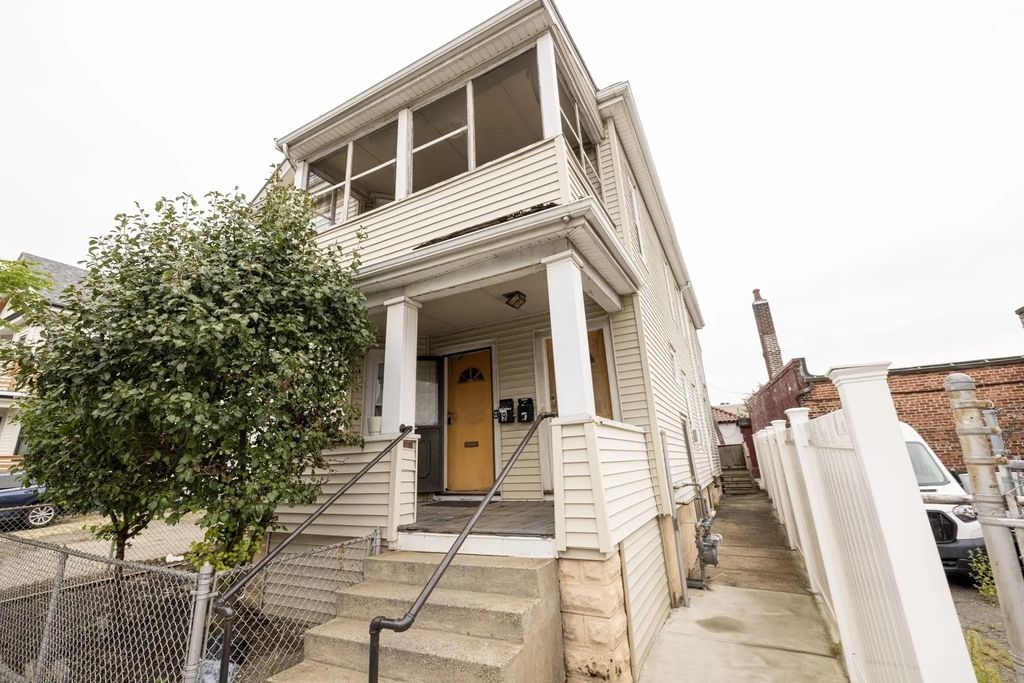 7-9 Illinois Ave, Somerville