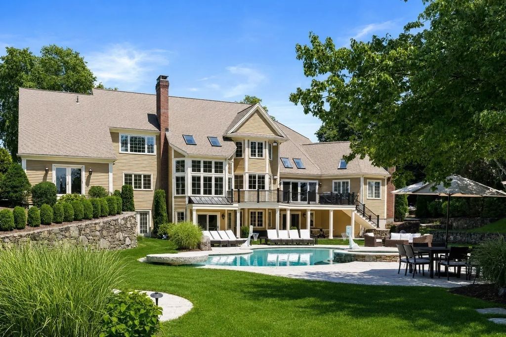 7 Pegan Ln, Natick