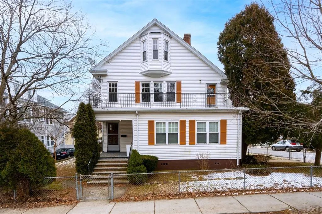 64 Commonwealth Rd, Watertown