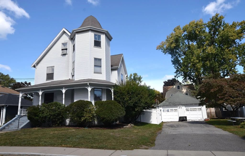 10 Holly St, Watertown