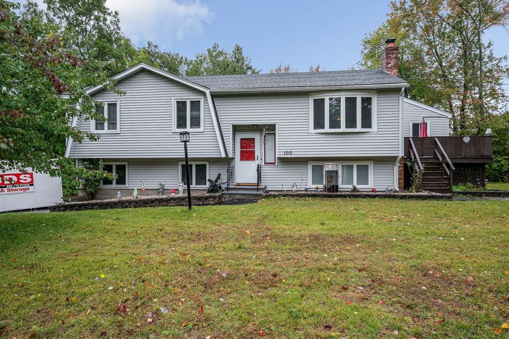 100 Village Dr, Dracut