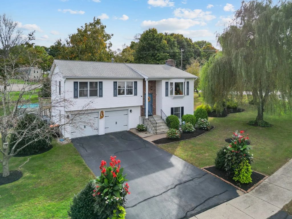 8 Oriole Dr, Agawam