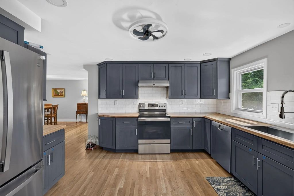 17 Rockwood Ln, Lawrence