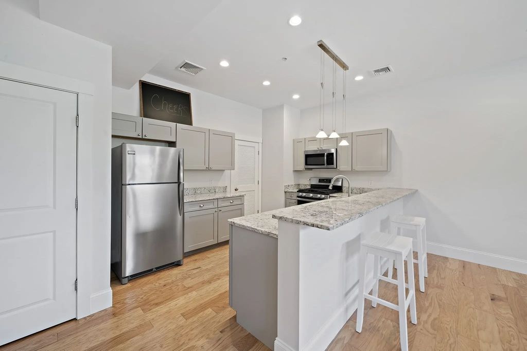 599 Washington St #12, Pembroke