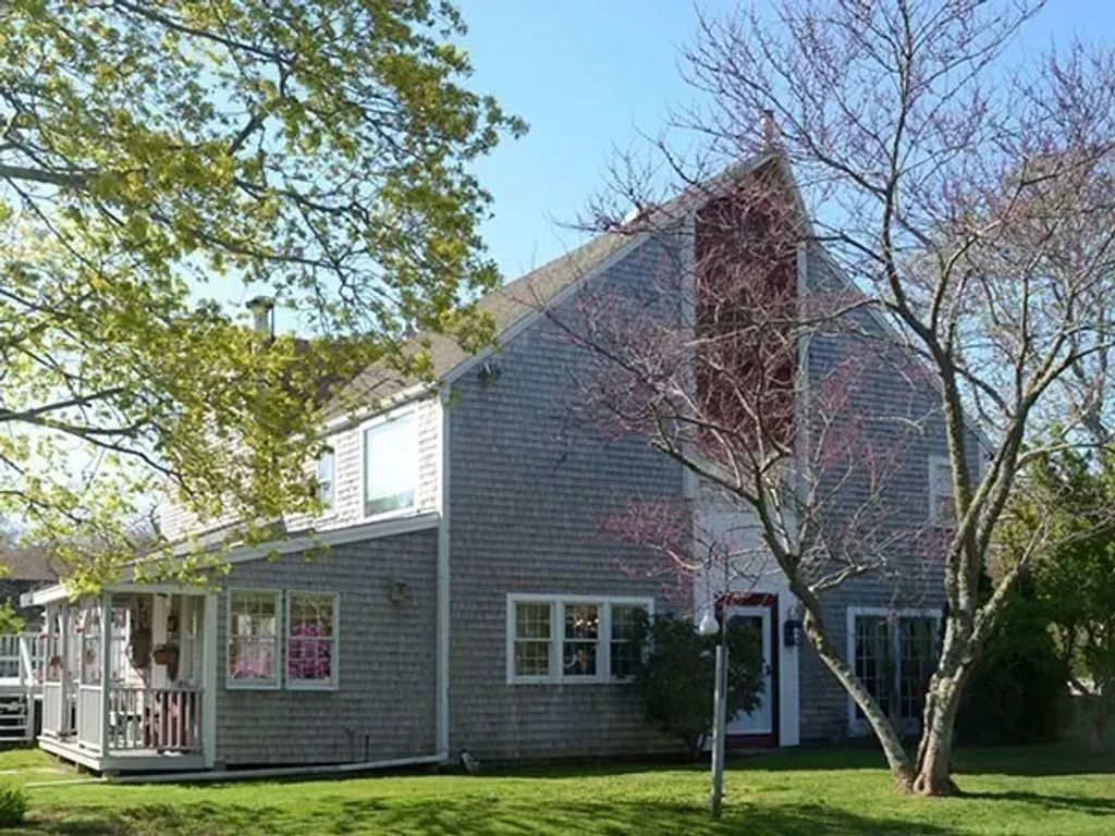 660 Main St/.route 6a, Barnstable