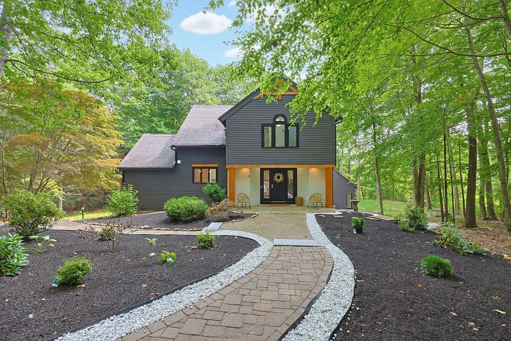 3 Goodrich Rd, Sturbridge