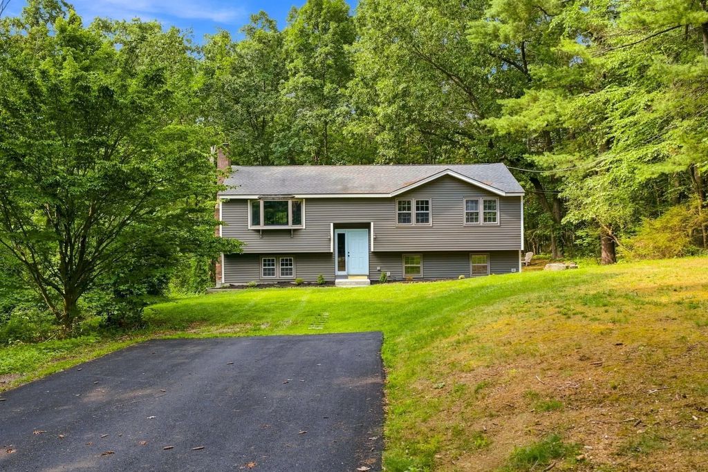 11 Groton Rd, Tyngsborough