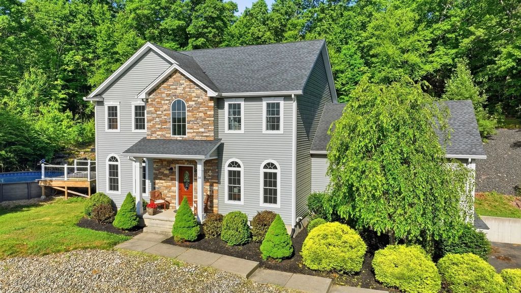 34 Bissonnette Cir, Southampton