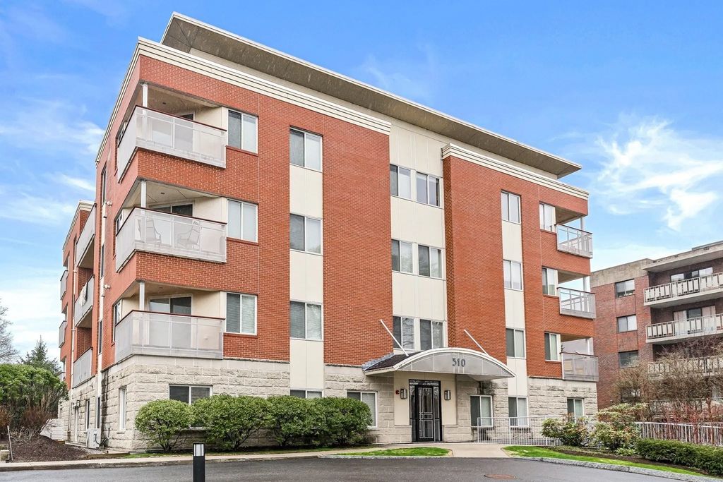 310 Hammond Pond Pkwy #301, Brookline