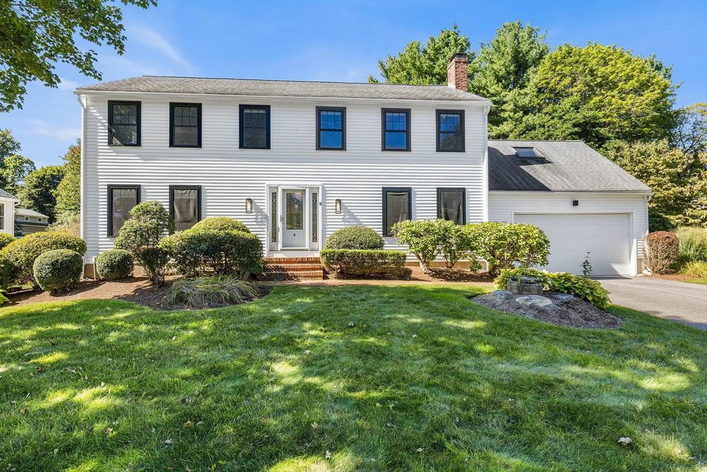 8 Lantern Ln, Shrewsbury