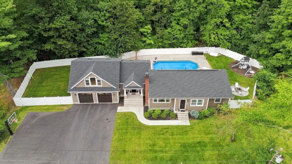 55 Lucerne Dr, Andover