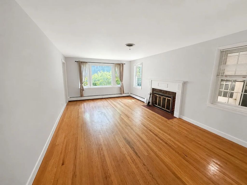 82 Adams, Lexington