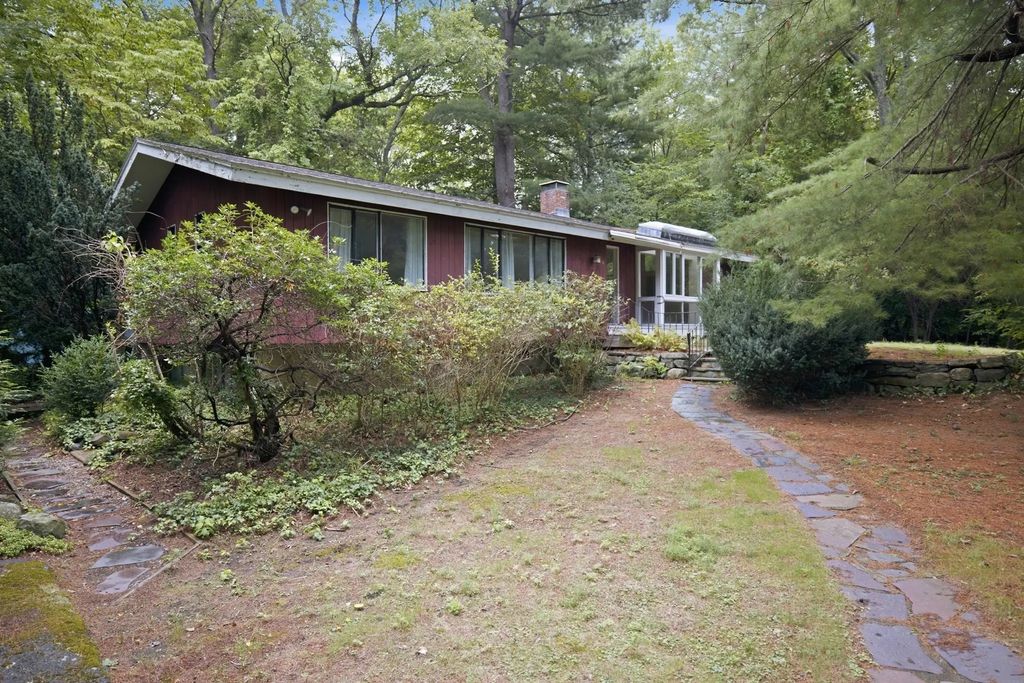 9 Peacock Farm Road, Lexington