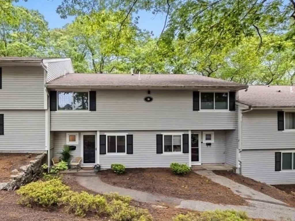 3 Beals Cove Rd #e, Hingham