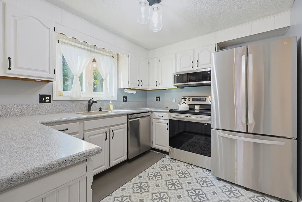 12 Marywood #b, Uxbridge
