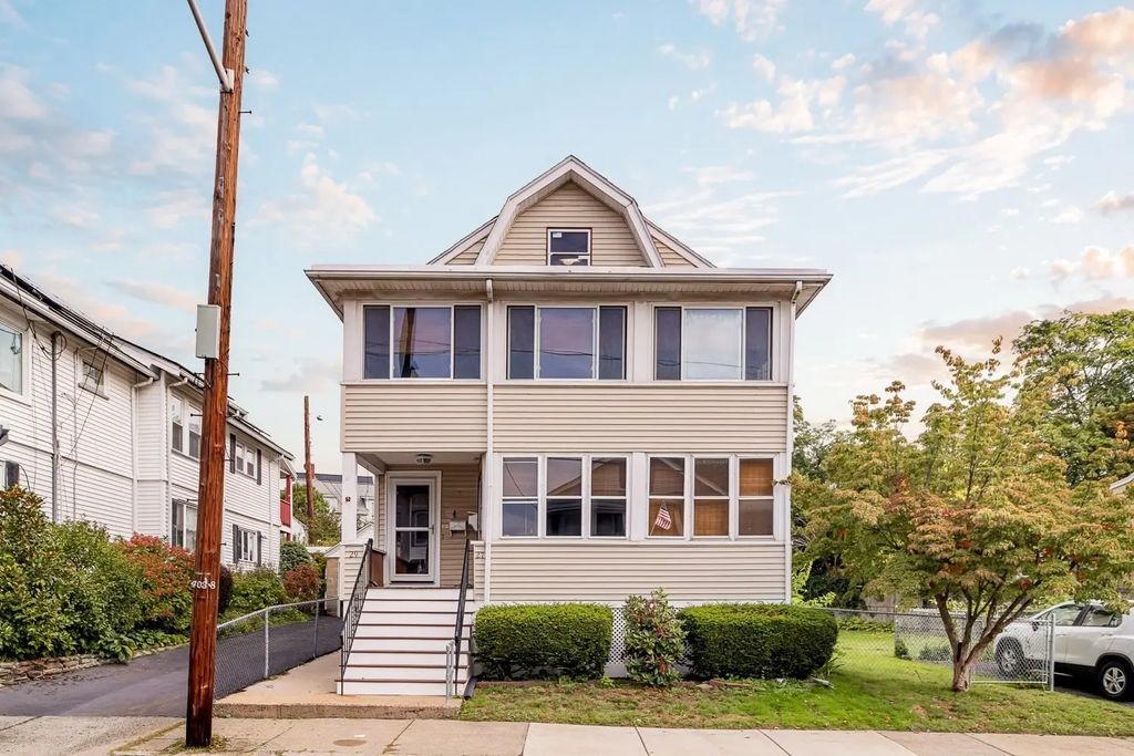 27 Belmont Park, Everett