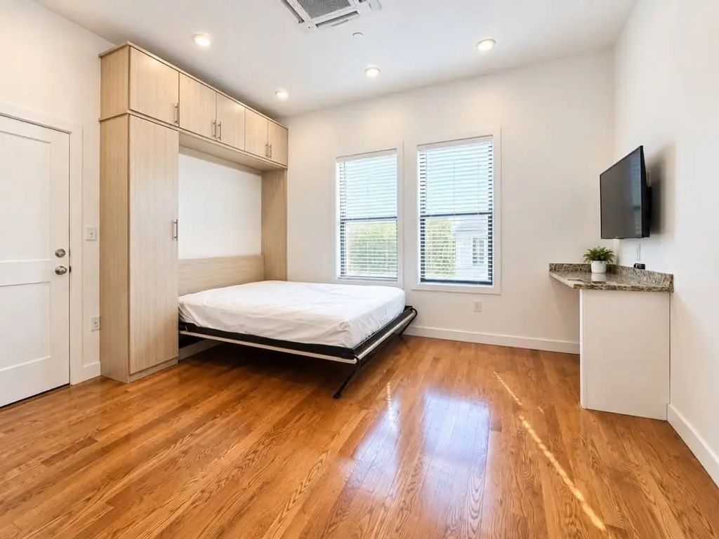 9 Sixth St #8, Chelsea
