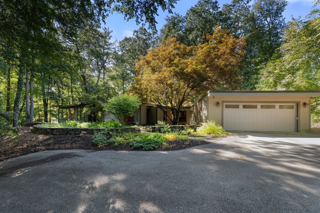 688 Annursnac Hill, Concord