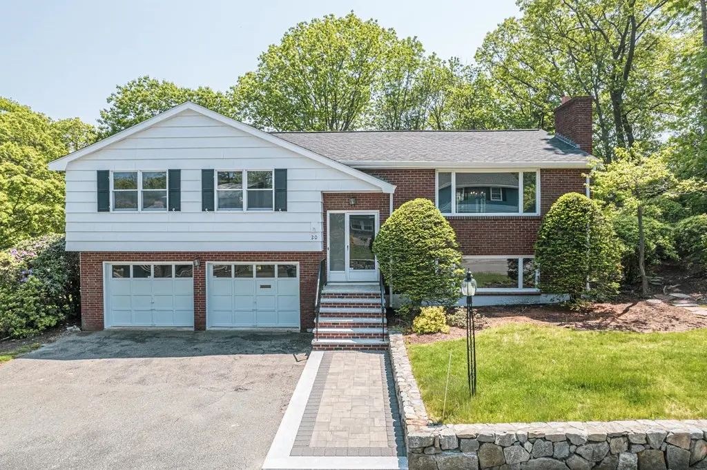 20 Fieldstone Dr, Stoneham