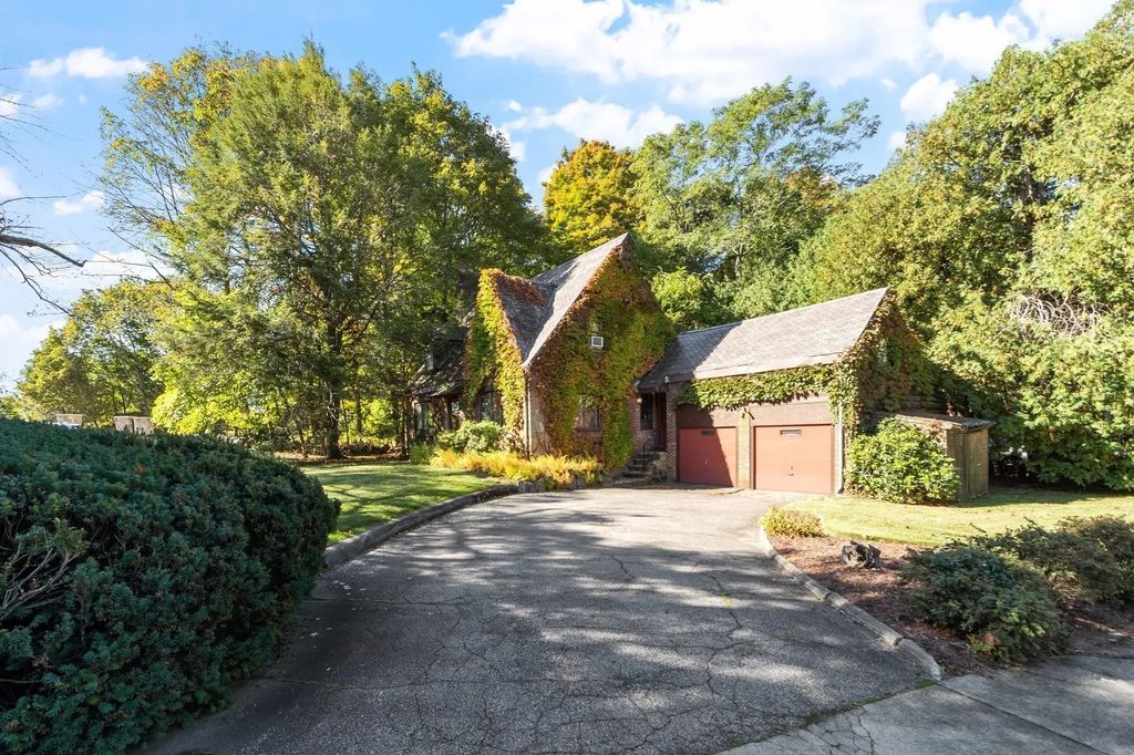 33 Kenmore Rd, Belmont
