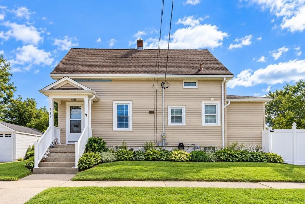 1014 Tacoma St, New Bedford