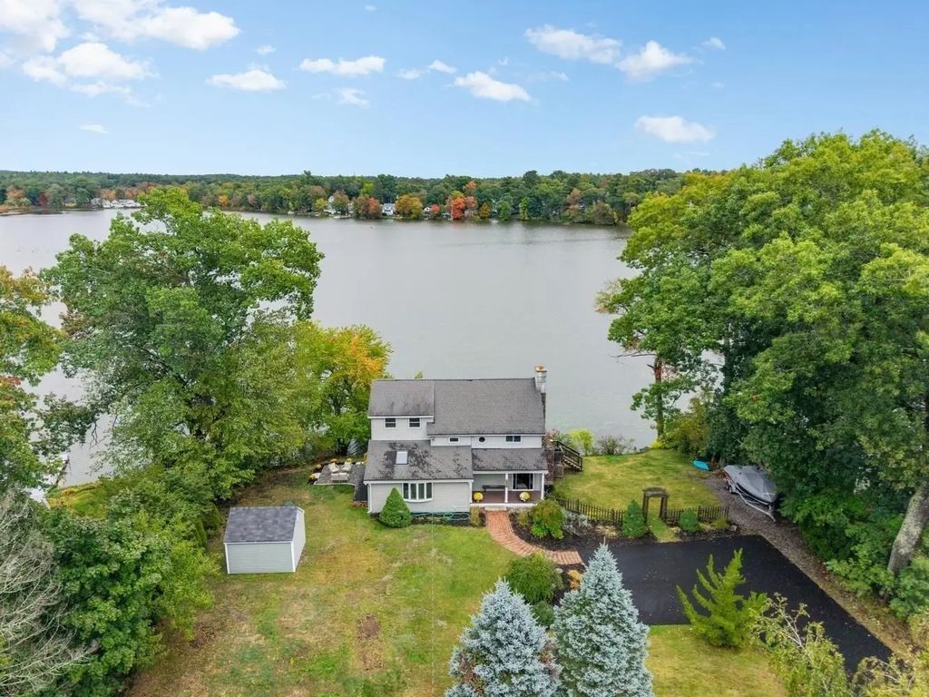 35 Lakeside Blvd, North Reading