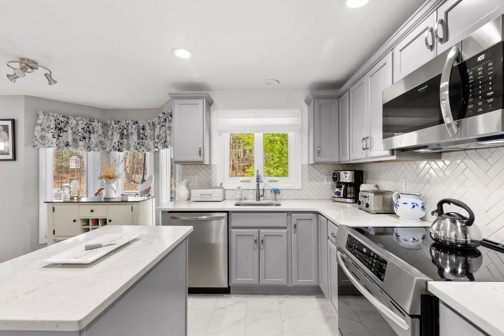 35 Pilgrim Village Road #402, Taunton