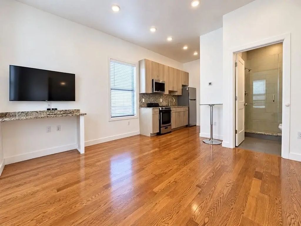 9 Sixth Street #3, Chelsea