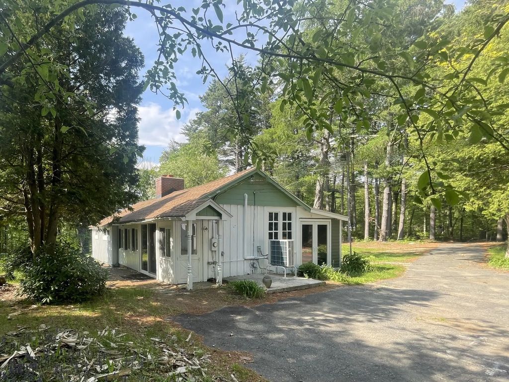 32 Hollow Rd, Wales