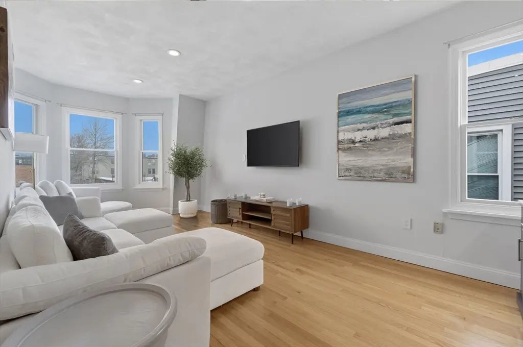 587 E 4th St #3, Boston