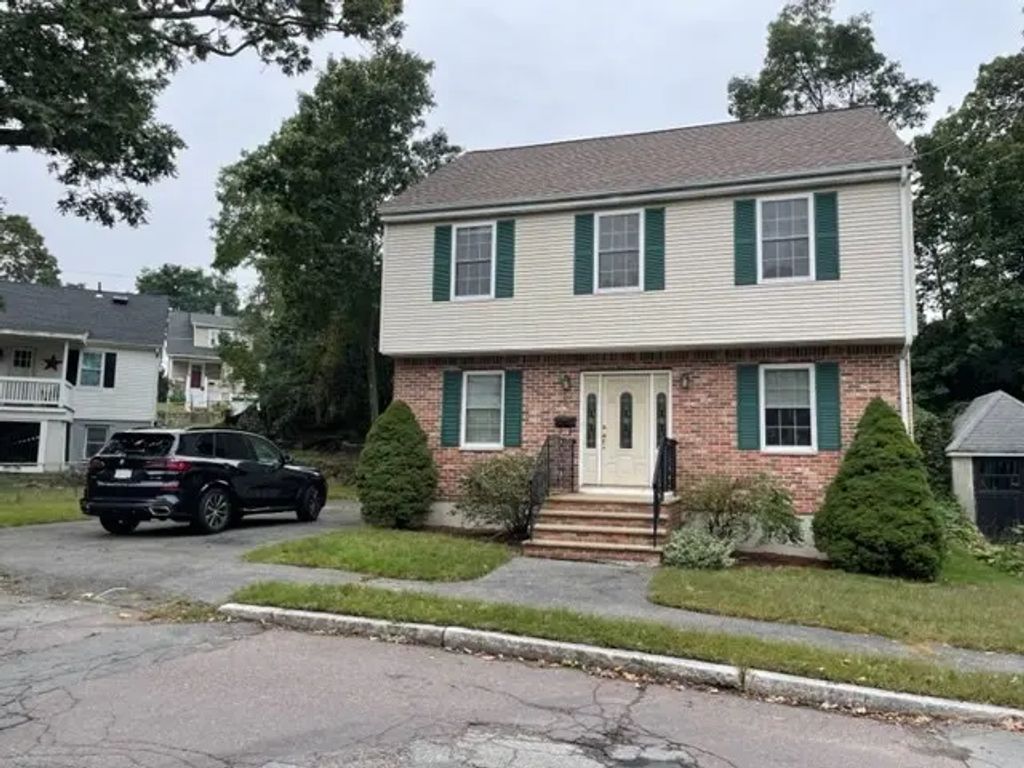 72 Cedar Rd N, Medford