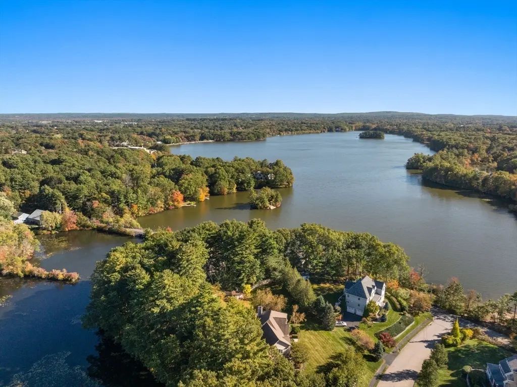 7 Pettee's Pond Lane, Walpole