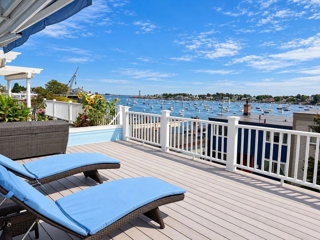 2 Mariners Ln, Marblehead