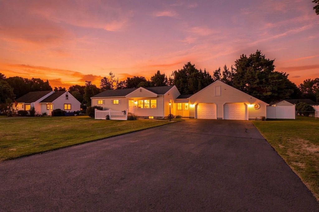 172 Birch Bluffs Dr, Westfield