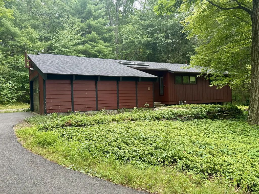 15 Red Fox Ln, Amherst