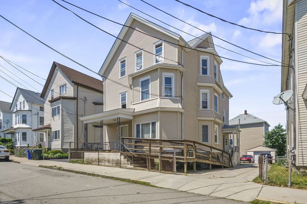 82 Snell St, Fall River