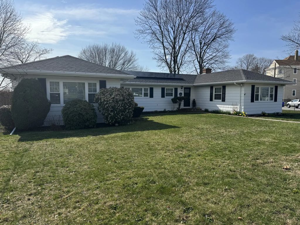 649 Stafford Rd, Fall River