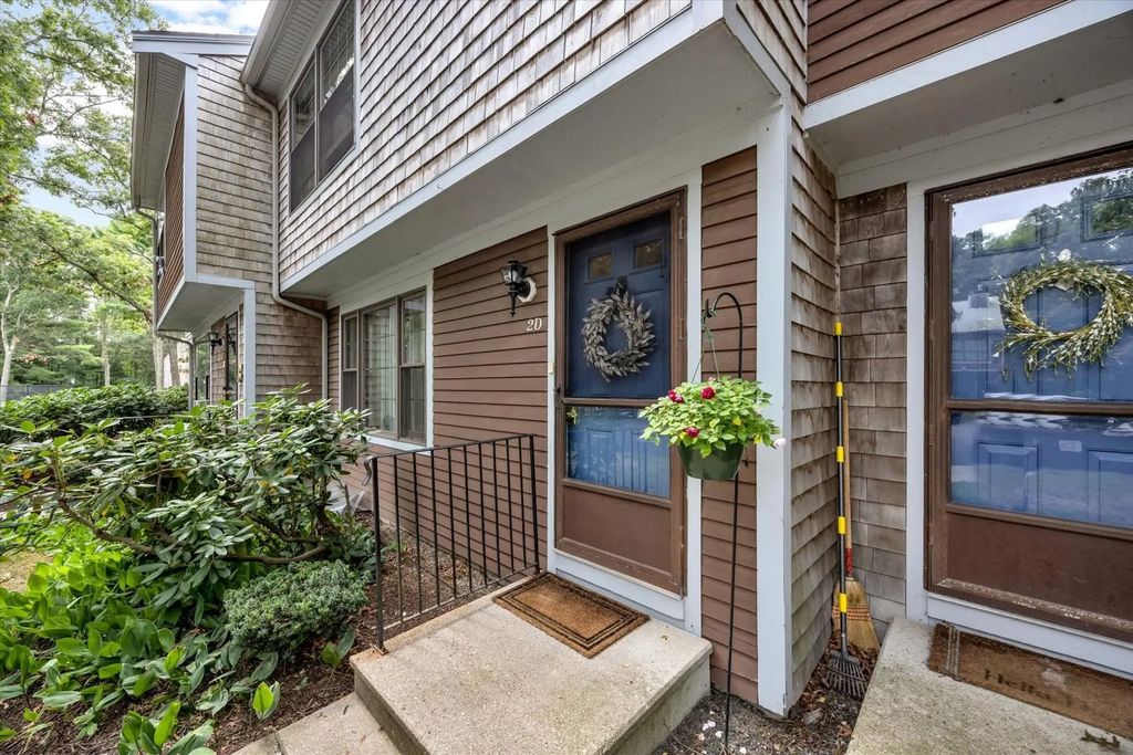 195 Falmouth Rd #2d, Mashpee