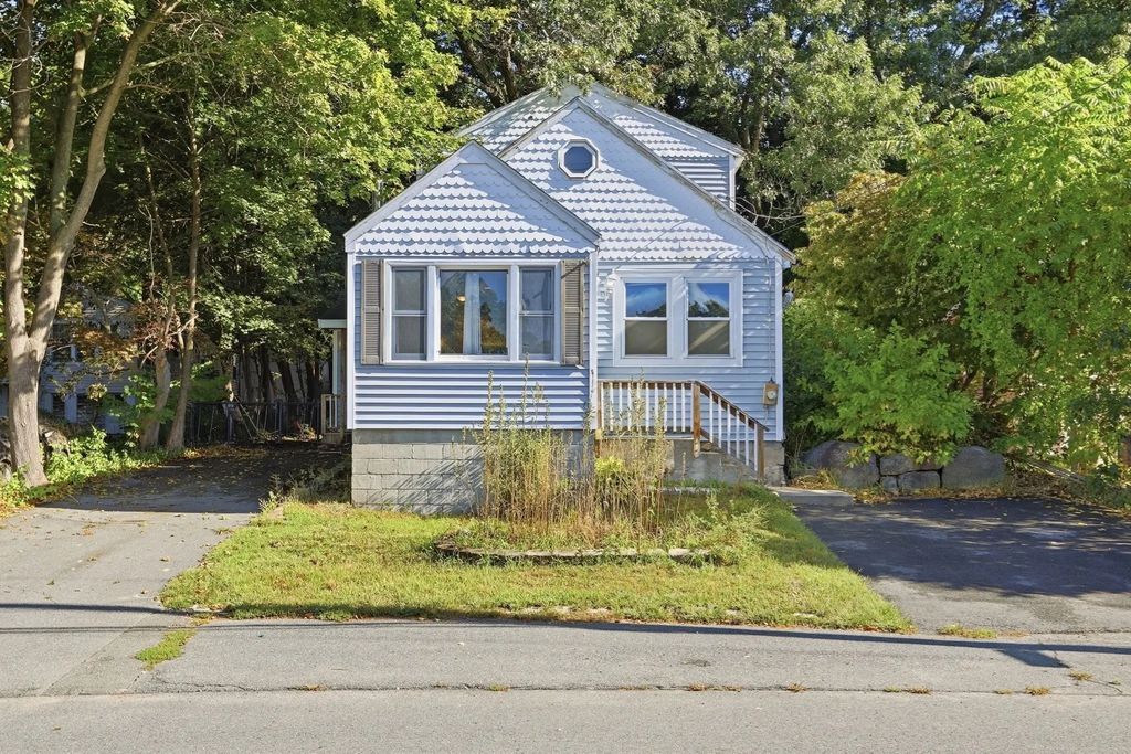 141 Long Pond Dr, Dracut