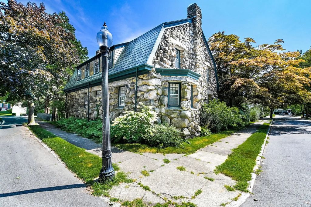 30 Arnold Place, New Bedford